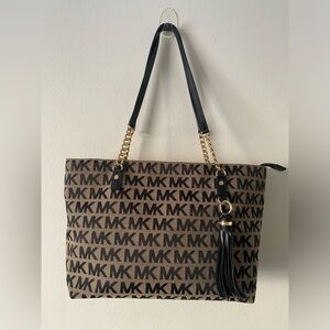 Micheal kors purse. Tan and black. Excellent condition